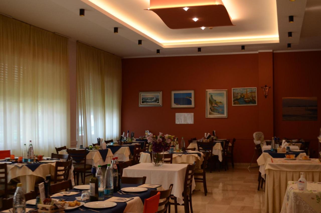 Hotel Boston Cesenatico Kültér fotó